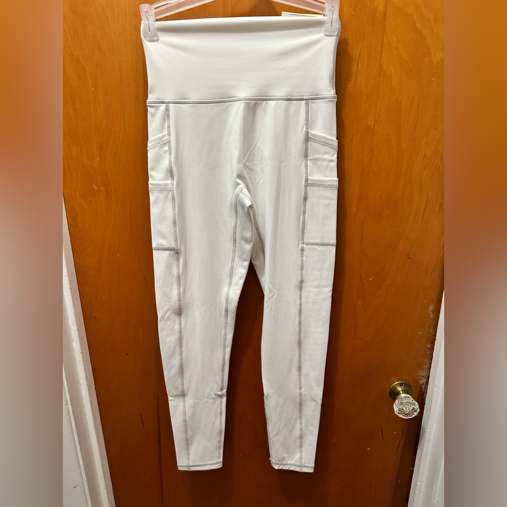 Aerie Offline. Size Small. White Leggings with double pockets on both sides.